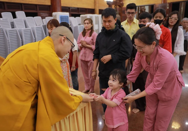 Niềm vui của bé khi được nhận lộc xuân