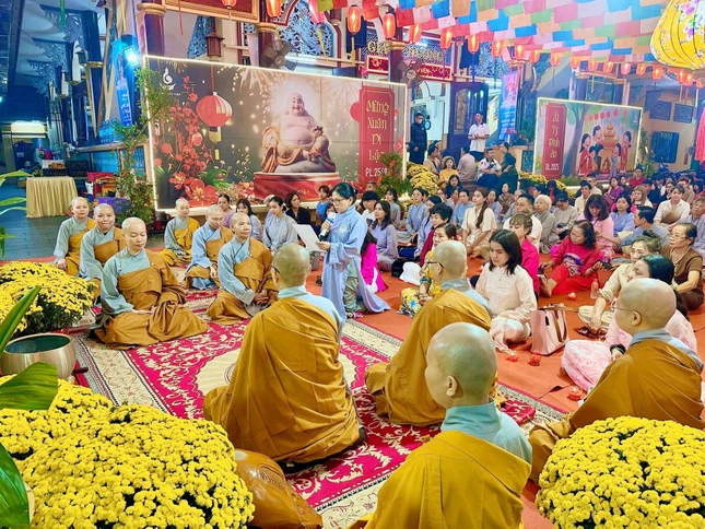 Phật tử tác bạch chúc Tết