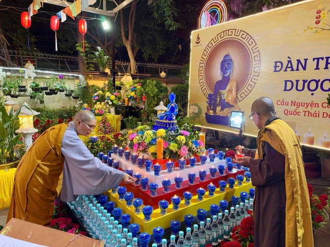 Hướng về Đức Phật Dược Sư cầu thế giới hòa bình, nhân dân an lạc