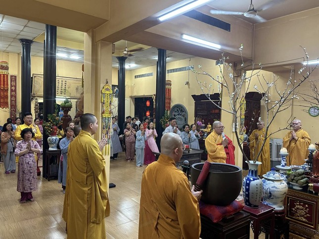 Khóa lễ đón giao thừa tại chùa Long Vân (Q.Bình Thạnh) Khóa lễ đón giao thừa tại chùa Long Vân (Q.Bình Thạnh)