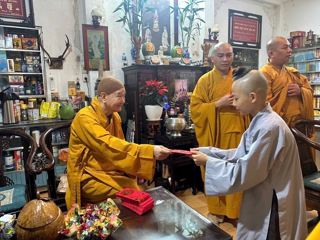 Trao lộc đầu năm