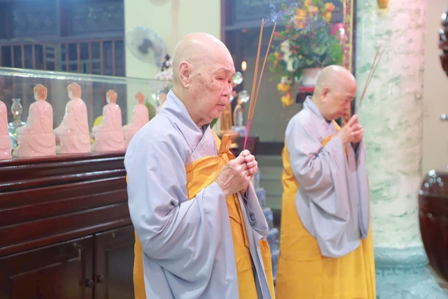 Chư Ni chùa Vạn Hạnh (TP.Thủ Đức) dâng hương cầu nguyện Chư Ni chùa Vạn Hạnh (TP.Thủ Đức) dâng hương cầu nguyện