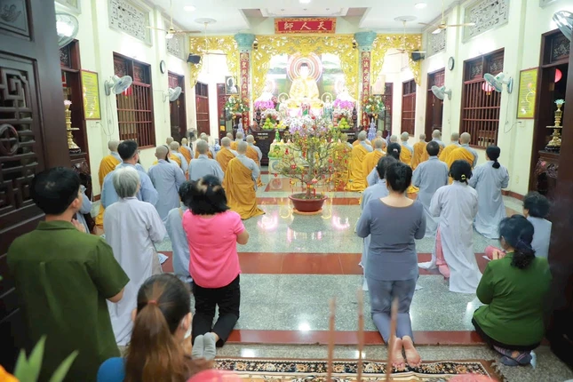 Đông đảo Phật tử về tham dự khóa lễ đầu năm