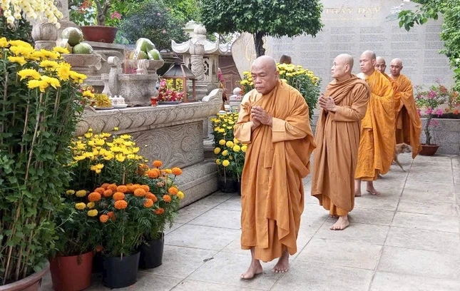 Nhiễu tháp tưởng nhớ công đức chư vị Tổ sư trong ngày đầu năm