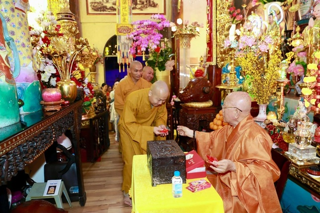 Phát lộc đầu năm đến chư Tăng chùa Pháp Hoa (Q.Phú Nhuận) Phát lộc đầu năm đến chư Tăng chùa Pháp Hoa (Q.Phú Nhuận)