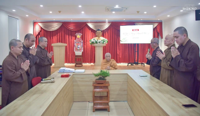 Thượng tọa Thích Chúc Phú thay mặt Ban Biên tập, phóng viên, biên tập viên, nhân viên chúc Tết đến Hòa thượng Thích Giác Toàn