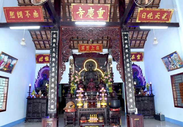 Năm 1903, chùa được đổi tên là Trùng Khánh tự. Trong ảnh là chánh điện chùa Trùng Khánh