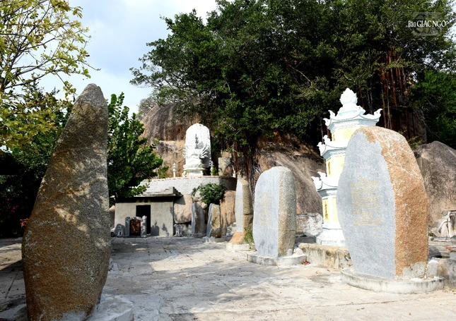 Các trụ đá ghi lại tiểu sử tổ đình Trùng Khánh được xây dựng vào năm 2021