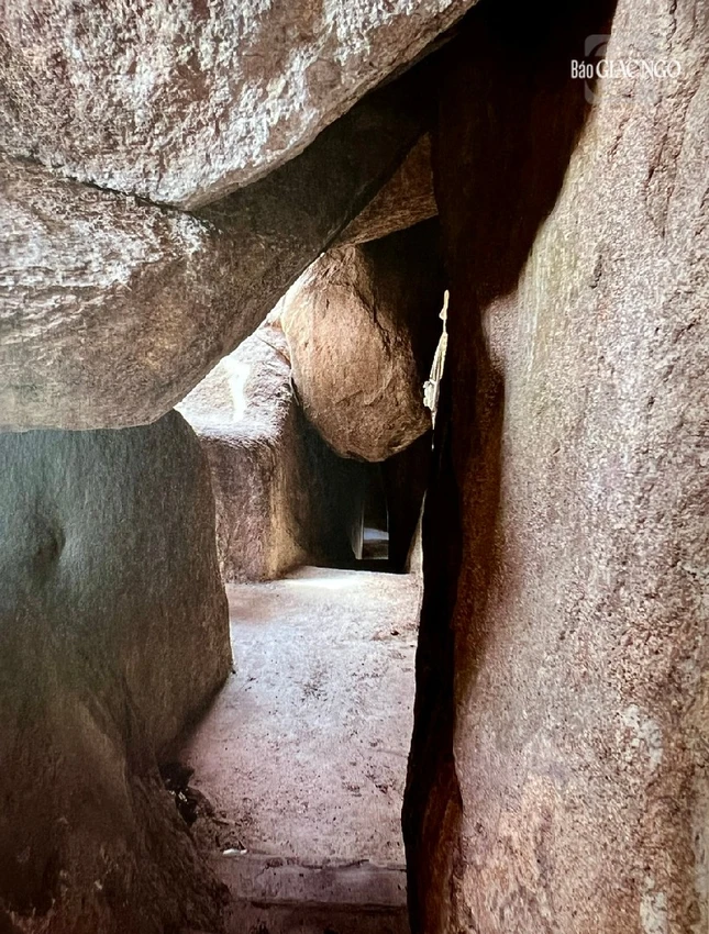 Phía trên miếu Ông Hổ là Phúc Long huyệt – hang đá bụng rồng, nơi nghỉ ngơi và ẩn mình của các chiến sĩ cách mạng, tránh kẻ thù truy bắt