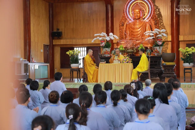 Đại đức Thích Nguyên Pháp thuyết giảng về ý nghĩa của việc quy y Tam bảo