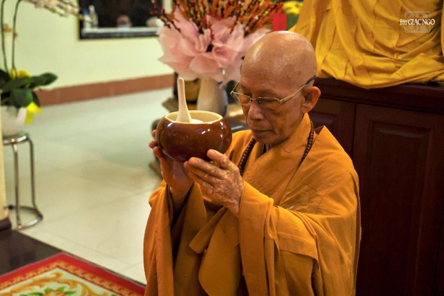 Thượng tọa Thích Giác Trí dâng phạn thực cúng dường