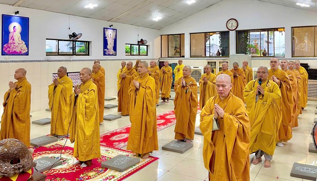 Chư tôn đức thực hiện nghi thức Bố-tát