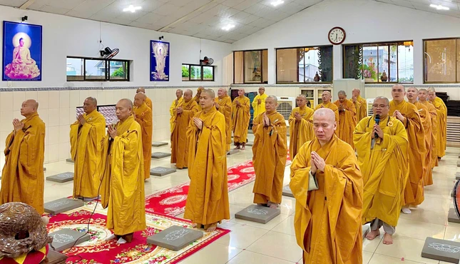 Chư tôn đức thực hiện nghi thức Bố-tát