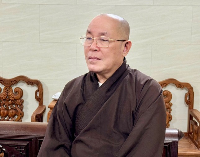 Thượng tọa Thích Đạt Đức chủ trì buổi họp