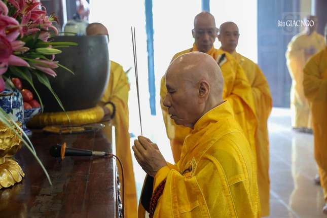 Trưởng lão Hòa thượng Thích Giác Quang niêm hương