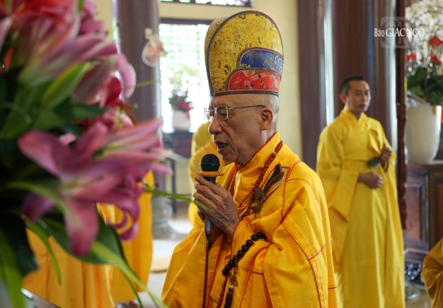 Hòa thượng Thích Huệ Chúc sám chủ khóa lễ tại thiền viện Vạn Hạnh