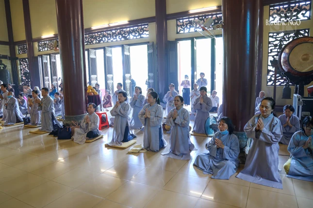 Đông đảo Phật tử về thiền viện Vạn Hạnh tưởng niệm