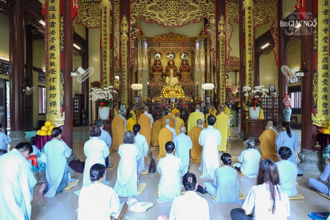 Quang cảnh lễ tưởng niệm tại thiền viện Vạn Hạnh