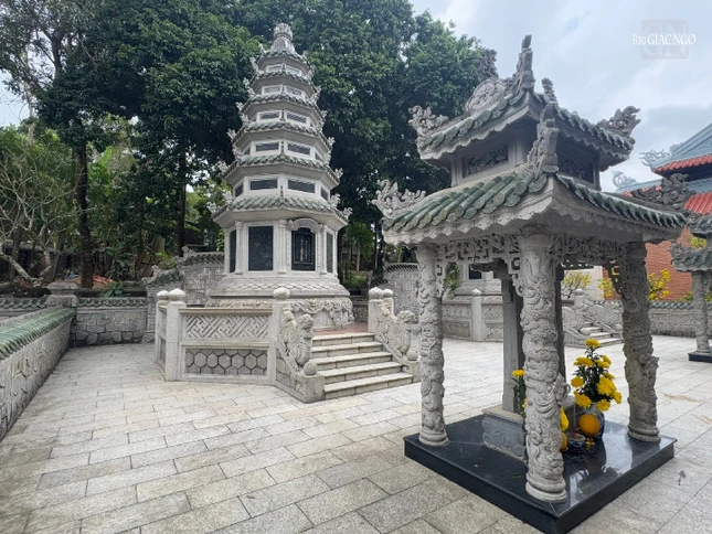 Bảo tháp Đại lão Hòa thượng trong khuôn viên tổ đình Tường Vân