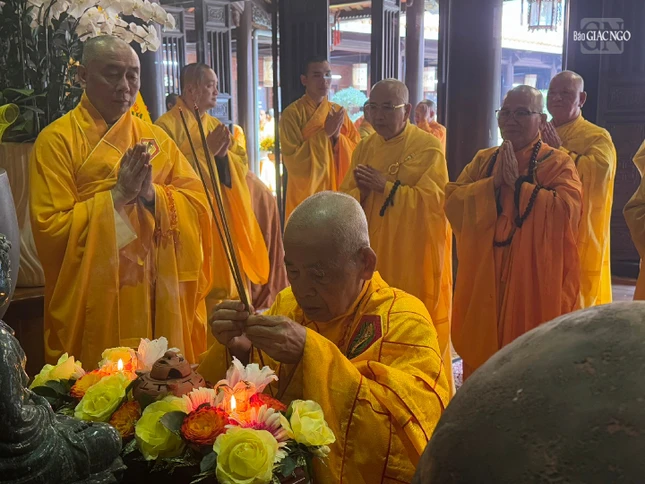 Trưởng lão Hòa thượng Thích Đức Thanh dâng hương tưởng niệm