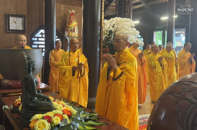 Trưởng lão Hòa thượng Thích Quang Nhuận sám chủ lễ cúng ngọ tại tổ đình Tường Vân