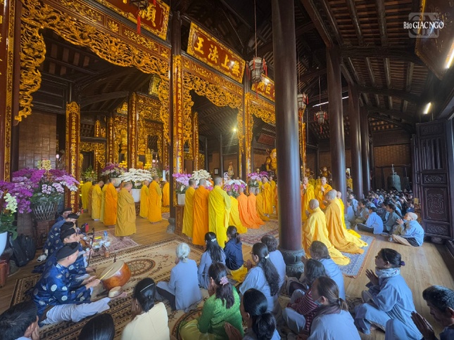 Đông đảo Tăng Ni, Phật tử tham dự lễ húy nhật Đức Tăng thống tại tổ đình Tường Vân