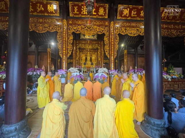 Chư tôn đức đảnh lễ Đức Tăng thống nhân húy nhật của ngài tại chánh điện tổ đình Tường Vân