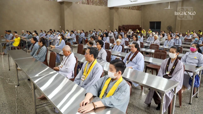 Phật tử nghe pháp