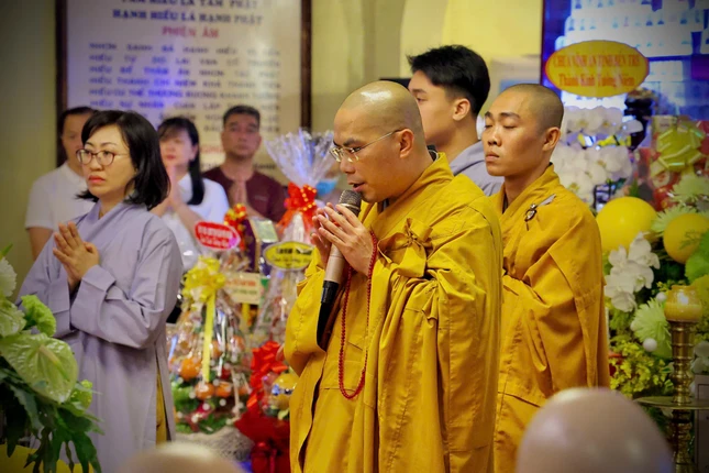 Đại đức Thích Đồng Quý dâng lời tác bạch