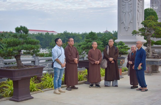 Khảo sát chuẩn bị địa điểm chụp ảnh tập thể đại biểu tham dự Đại lễ Vesak 2025 tại Học viện Phật giáo VN, cơ sở xã Lê Minh Xuân, H.Bình Chánh