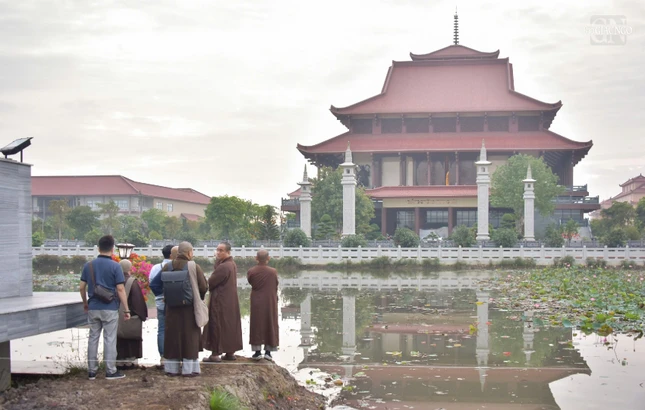 Lựa chọn địa điểm chụp ảnh tập thể để tiện cho đại biểu tham dự di chuyển tập trung, phù hợp với không gian và khung chương trình của Đại lễ Vesak Liên Hiệp Quốc 2025