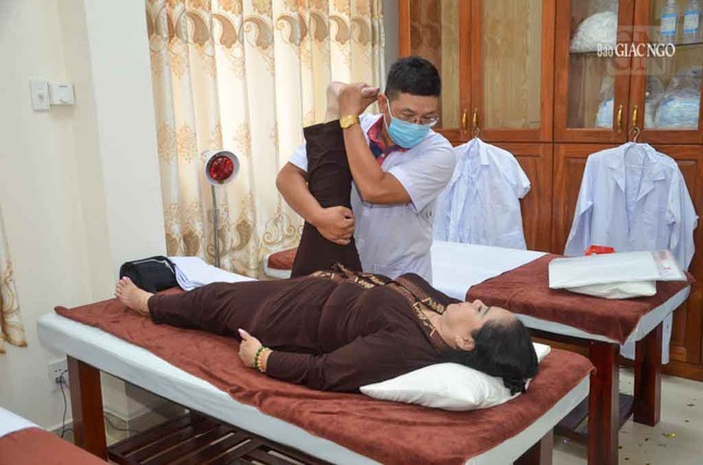 Lương y tại Phòng chẩn trị Y học cổ truyền Linh Sơn đang điều trị cho bệnh nhân