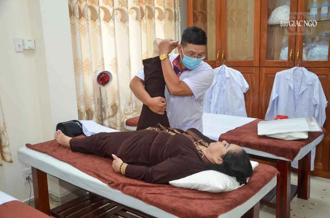 Lương y tại Phòng chẩn trị Y học cổ truyền Linh Sơn đang điều trị cho bệnh nhân Lương y tại Phòng chẩn trị Y học cổ truyền Linh Sơn đang điều trị cho bệnh nhân