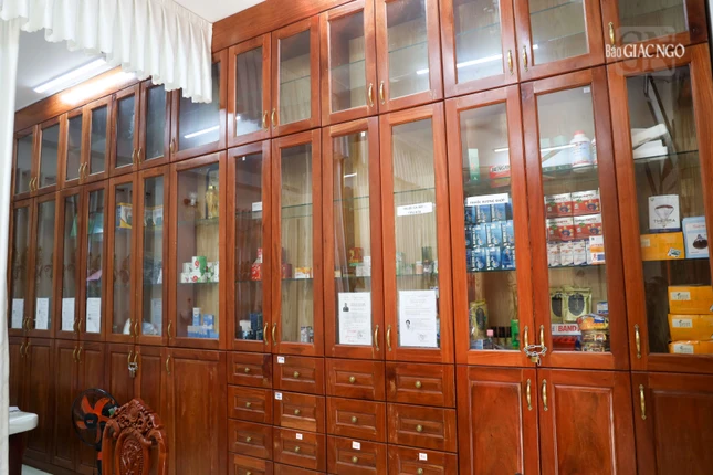 Tủ thuốc cấp miễn phí cho bệnh nhân tại chùa Linh Sơn Tủ thuốc cấp miễn phí cho bệnh nhân tại chùa Linh Sơn