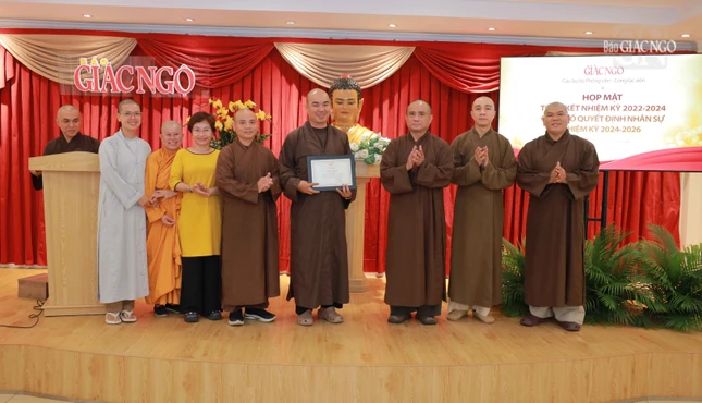 Thượng tọa Thích Tâm Hải tặng Giấy khen đến tập thể Ban Chủ nhiệm Câu lạc bộ Phóng viên - Cộng tác viên Báo Giác Ngộ, nhiệm kỳ 2022-2024