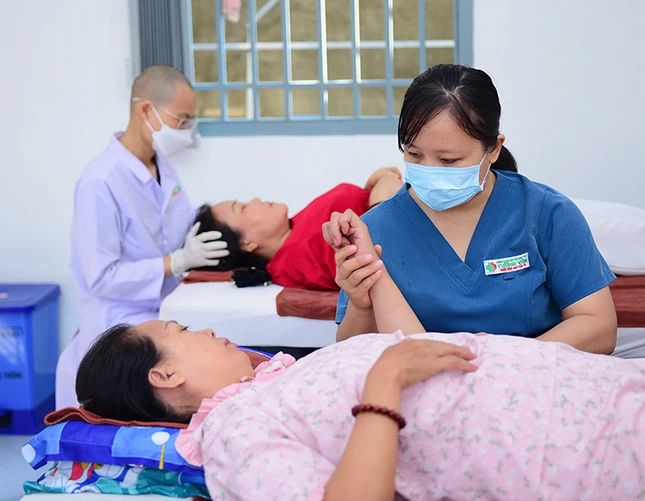 Các lương y điều trị cho cho bệnh nhân Các lương y điều trị cho cho bệnh nhân