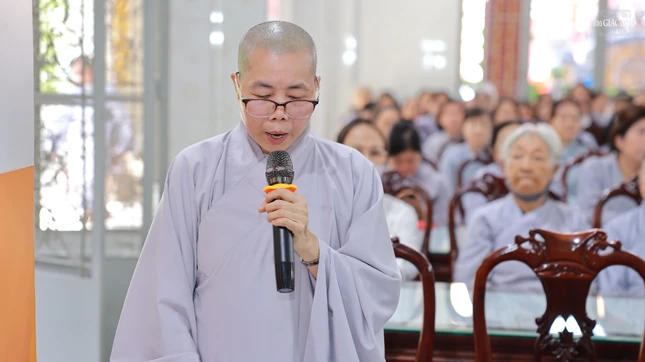 Ni sư Thích nữ Như Thảo báo cáo tình hình sinh hoạt tu học của đạo tràng Phật tử tại chùa Dược Sư