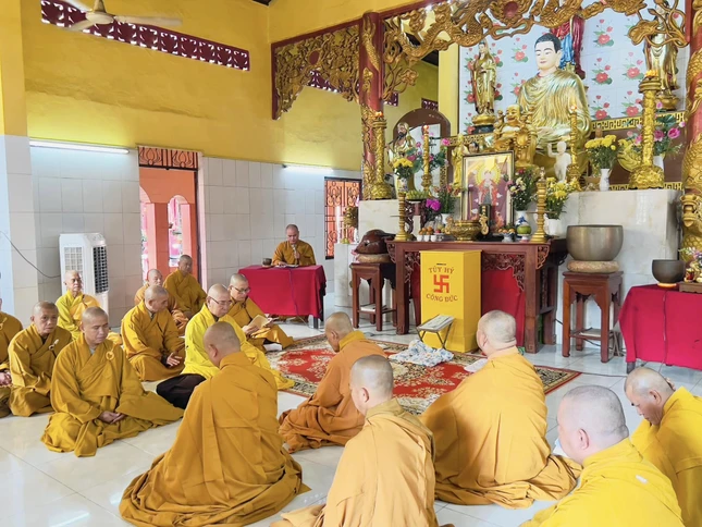 Đại đức Thích Huệ Thông trùng tuyên giới Tỳ-kheo và Bồ-tát giữa đại chúng