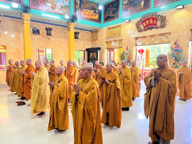 Thành kính đảnh lễ Tam bảo