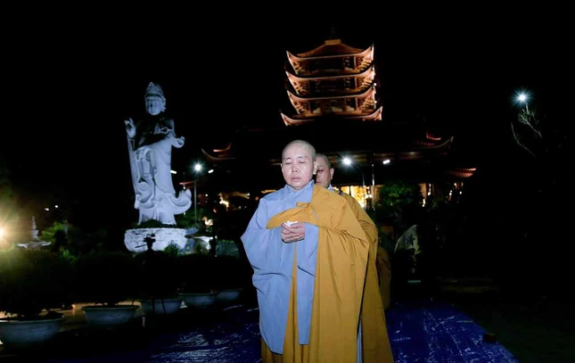 Thắp hoa đăng cầu nguyện