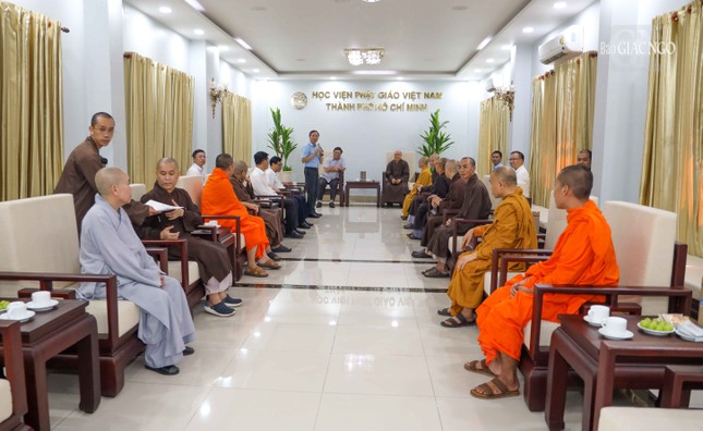 Quang cảnh buổi làm việc