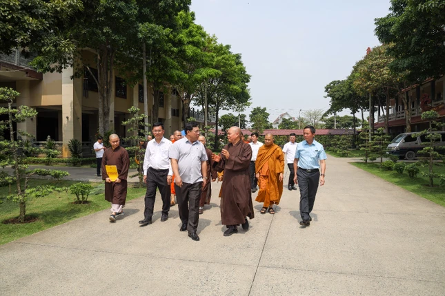 Thượng tọa Thích Thanh Phong hướng dẫn Thứ trưởng Nguyễn Hải Trung khảo sát thực tế tại địa điểm tổ chức Đại lễ Vesak - Ảnh: Nguyên Tài