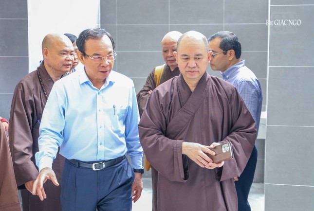 Chư tôn đức đón tiếp Bí thư Thành ủy TP.HCM Nguyễn Văn Nên cùng phái đoàn Chư tôn đức đón tiếp Bí thư Thành ủy TP.HCM Nguyễn Văn Nên cùng phái đoàn