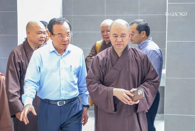 Chư tôn đức đón tiếp Bí thư Thành ủy TP.HCM Nguyễn Văn Nên cùng phái đoàn