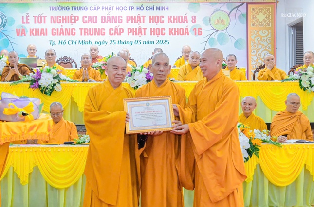 Hòa thượng Thích Nhựt Hỷ, Phó ban Trị sự GHPGVN TP.HCM tặng Bằng Tuyên dương công đức đến tập thể Ban Giám hiệu Trường Trung cấp Phật học TP.HCM