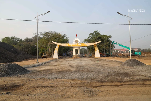 Tại công viên Láng Le, huyện đã san lấp 1,6 hecta đất để tổ chức Tuần lễ Văn hóa Phật giáo chào mừng Đại lễ