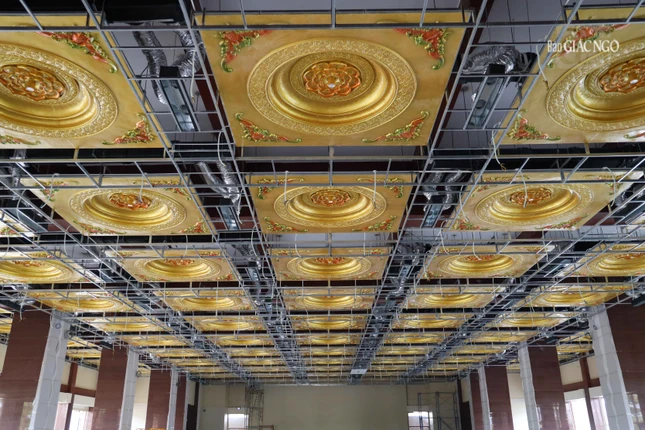 Công tác trang trí trần, hệ thống máy lạnh, chiếu sáng đang được hoàn thiện