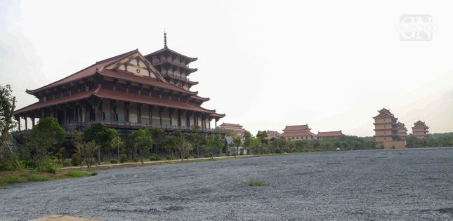 Nơi đỗ xe đã được san lấp, trải nhựa