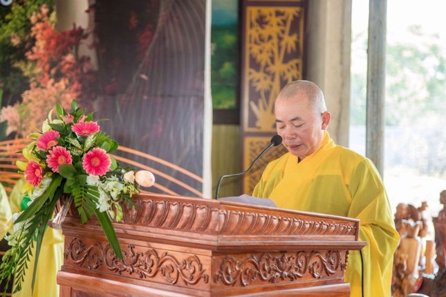 Thượng tọa Thích Huệ Quang, Trưởng ban Trị sự GHPGVN H.Xuân Lộc, Trưởng ban Tổ chức phát biểu khai mạc chương trình