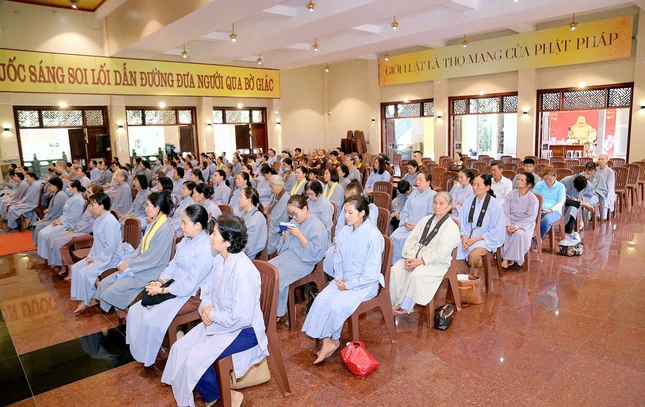 Đông đảo Phật tử tham dự khóa tu